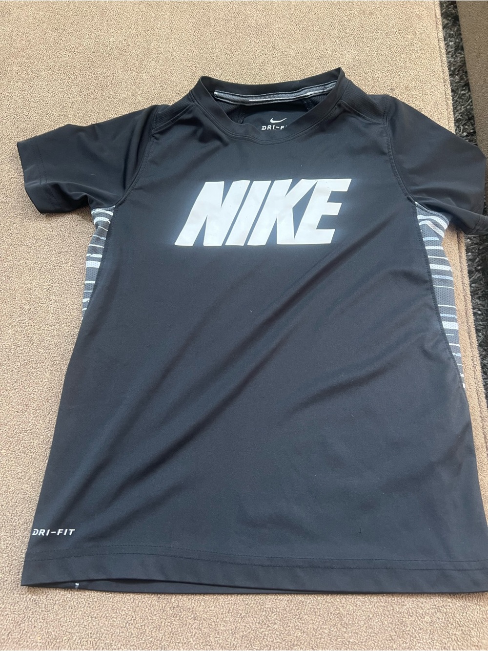 Nike Dri-FIT Boys Athletic Shirt Black Gray Size Small